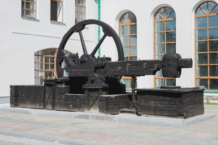 экспозиция крупногабаритной техники уральских заводов